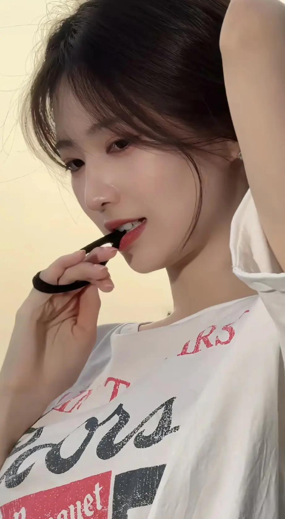 最近在抖音上，
这个叫怡宝的女网红特别的火，
一打开抖音就能刷到她。
起初就是感