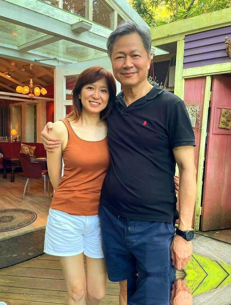 一位是顶着政治学博士头衔、在电视上侃侃而谈主张“两岸一家亲”的时事学者；一位是手