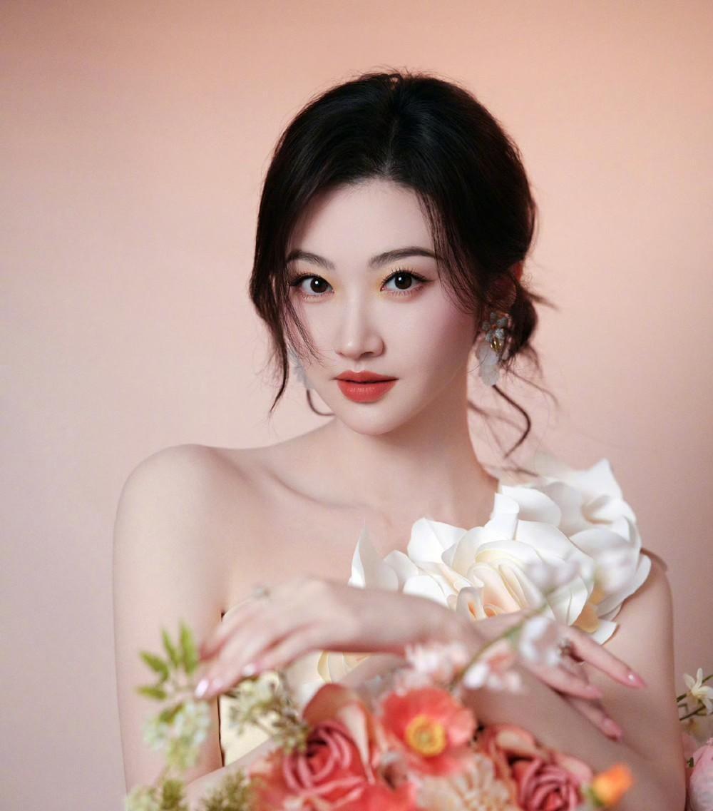 景甜这回没躲，直接在网上把话挑明了：过去、现在、将来，都不会为了钱出卖爱情和灵魂