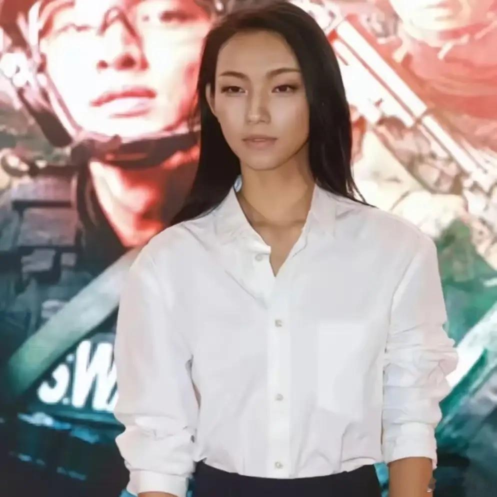 很多人都搞错方向了！那尔那茜现在最主要的问题不是委培违约，也不是高考移民，而是她