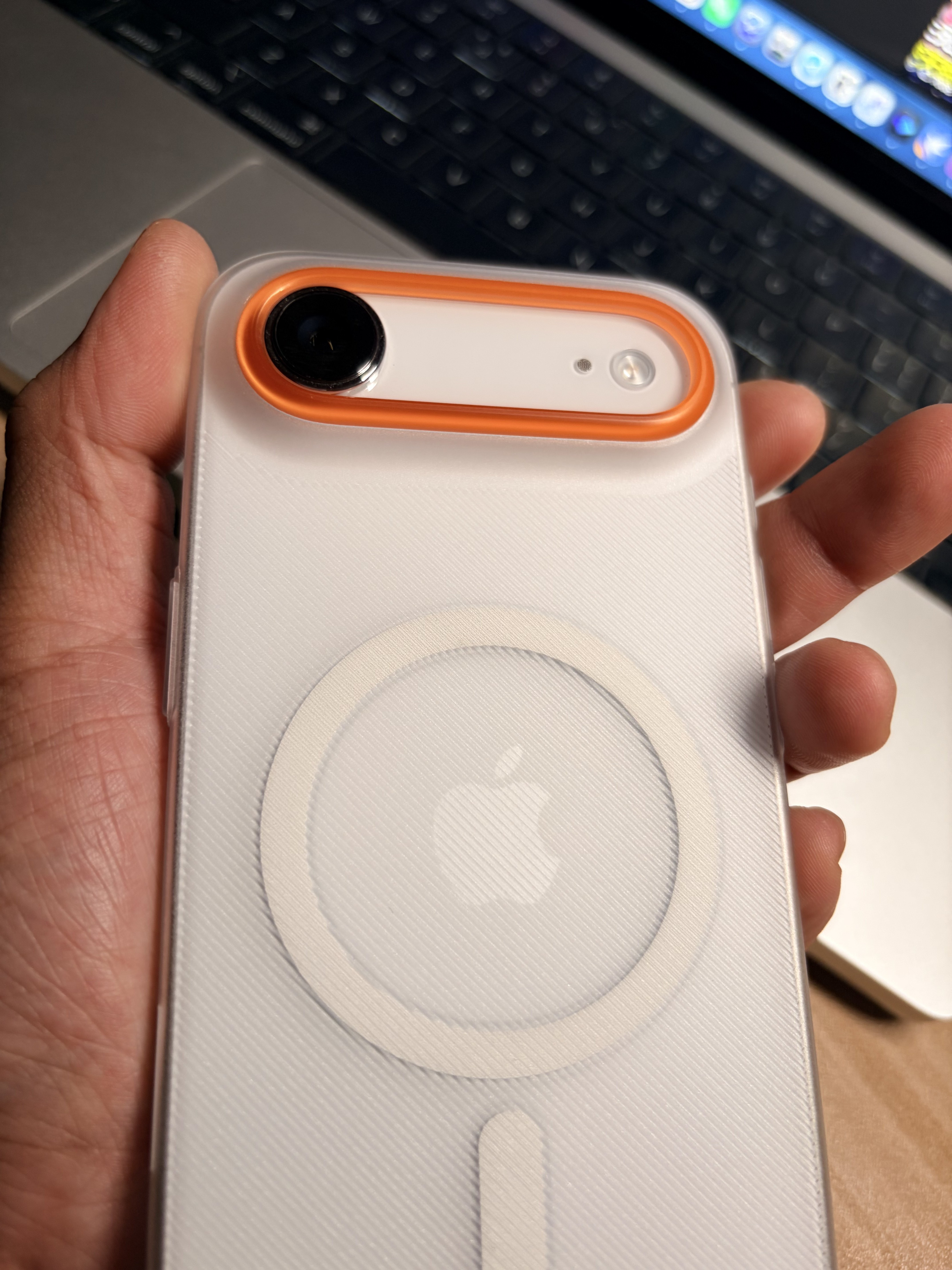 橙色系充电线和 iPhone Air 橙色平嵌镜圈