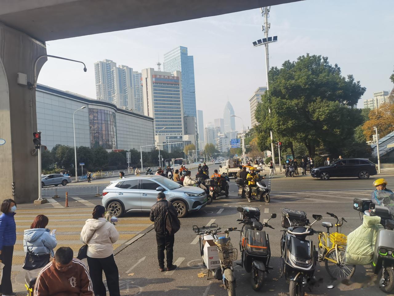 汉口不愧是武汉的商业中心！

这是小编今天在汉口循礼门地铁站附近拍摄的实景照片，