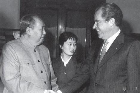 在美国总统尼克松家中，收藏着一件墨宝，这幅墨宝是他访华时，向毛主席索要的。当时，