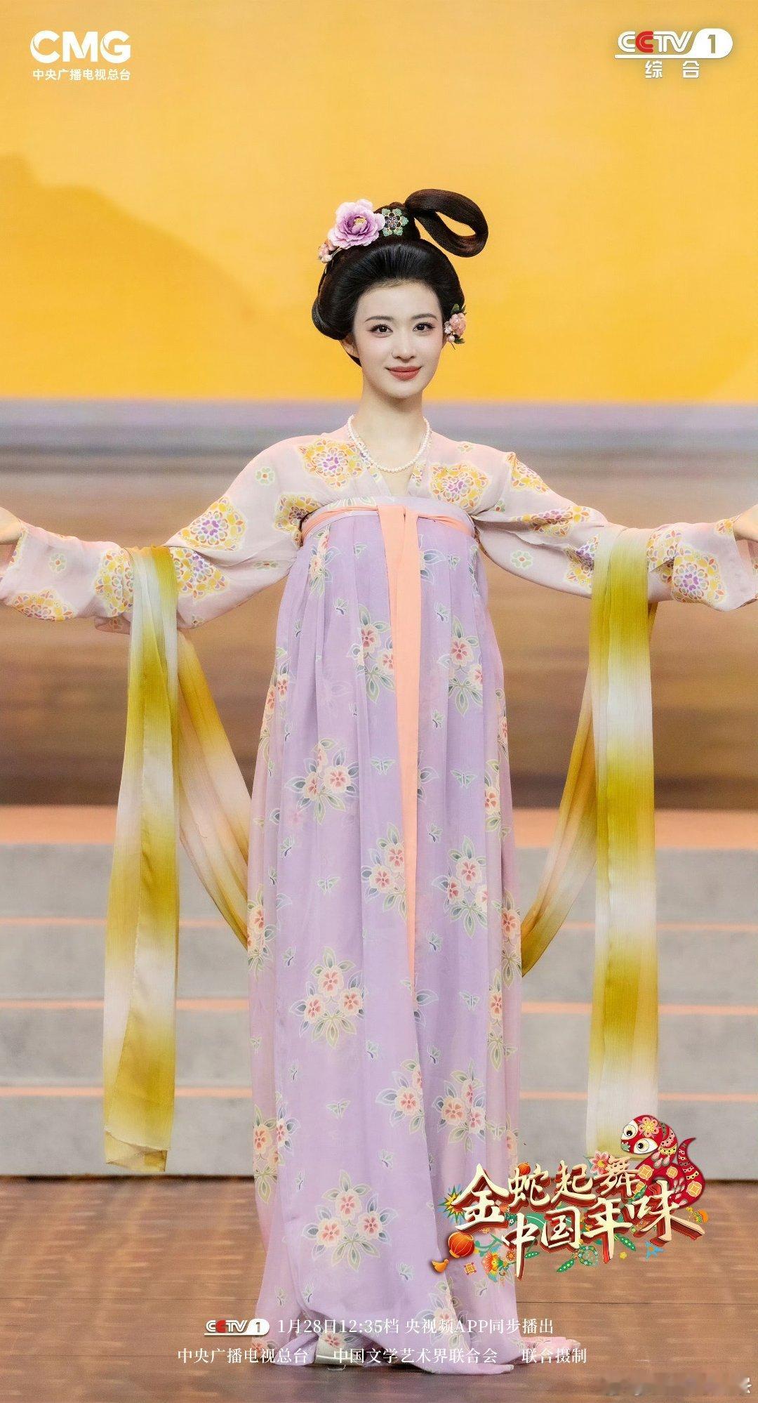 王楚然国泰民安的一张脸  王楚然的美象征国泰民安，古风换装灵动优雅。华服之美闪耀