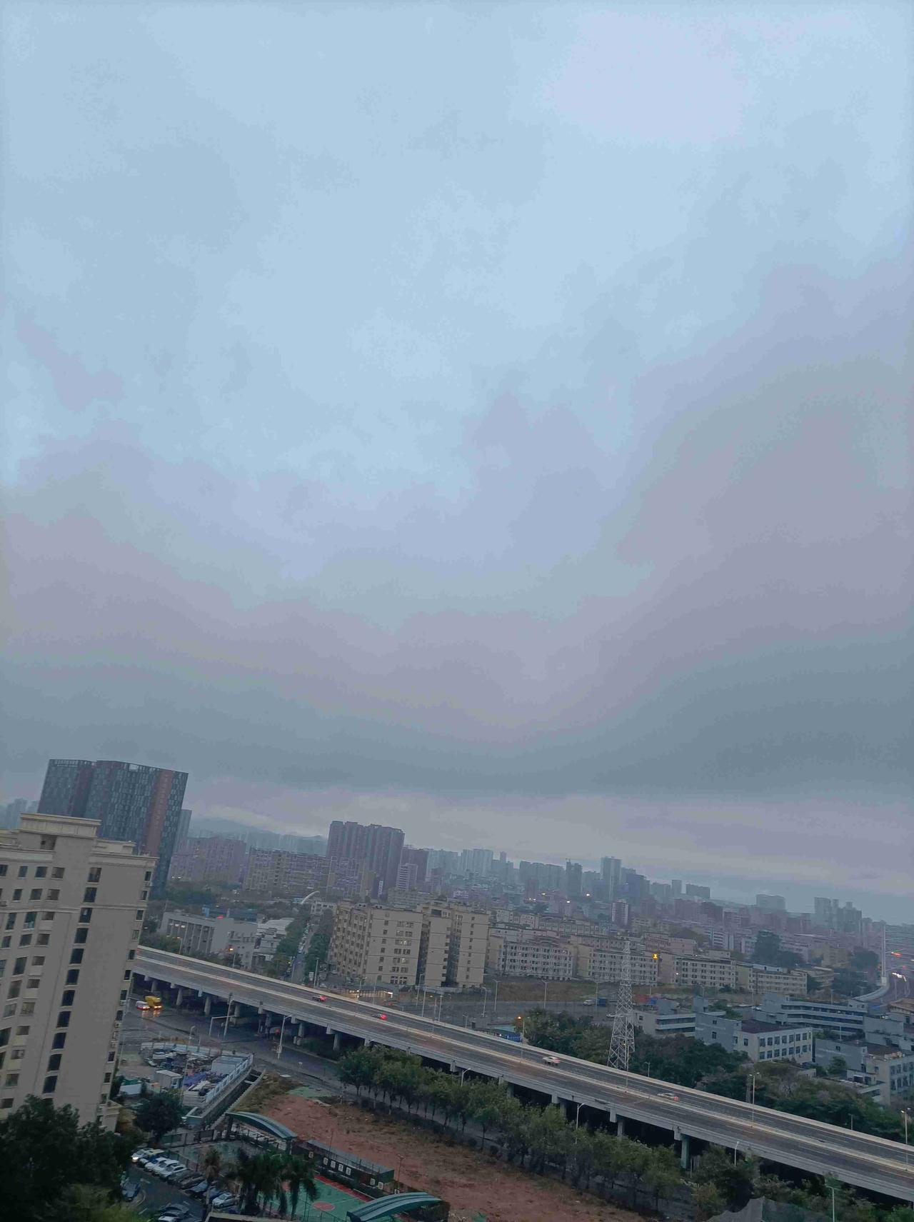 我的今日状态：😁轻松愉快
我这里的天气：🌤️多云分享深圳天气，深圳今日小雨转