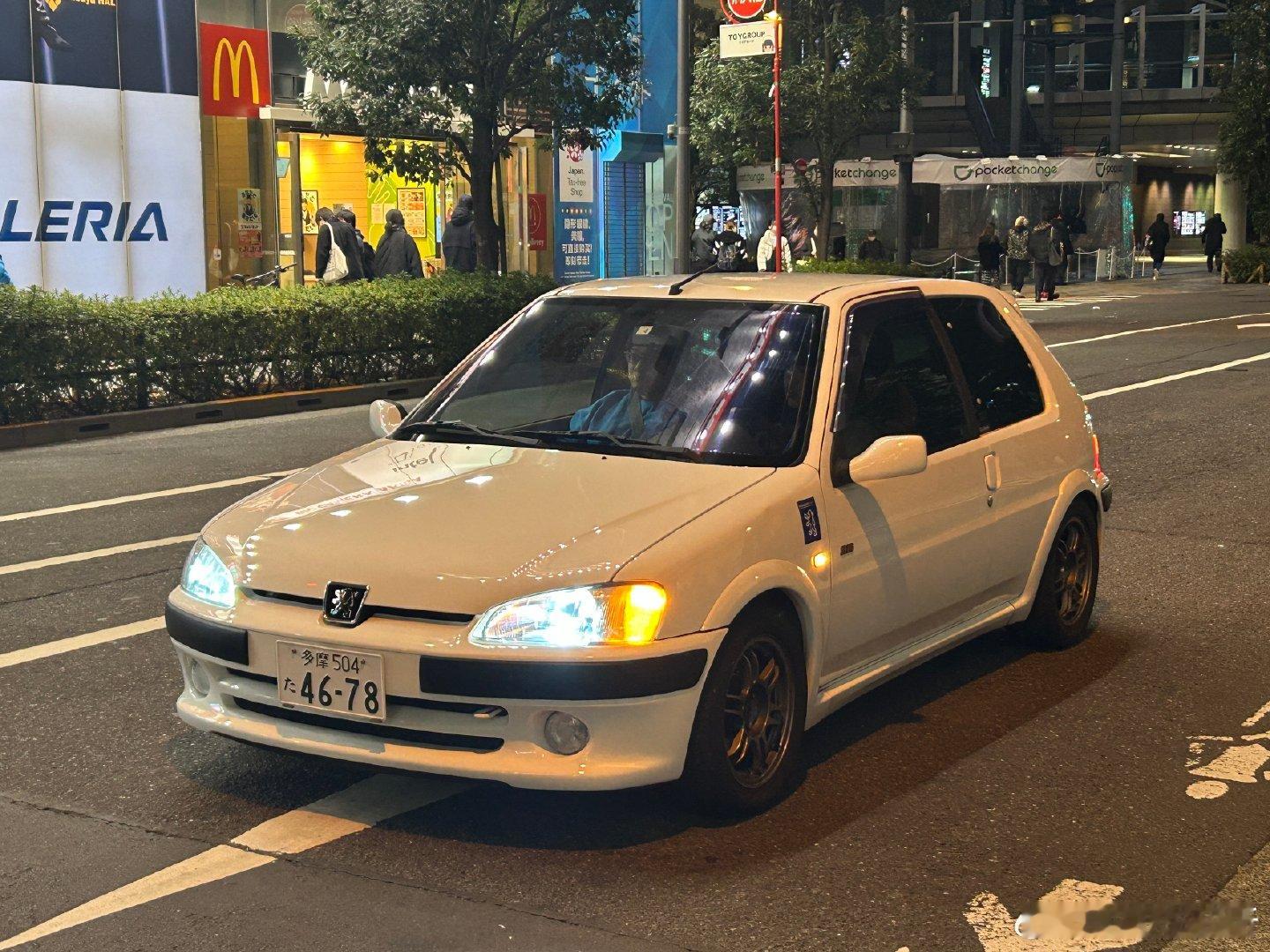 夜游秋叶原，大街上跑着很多惊喜。 ​​​