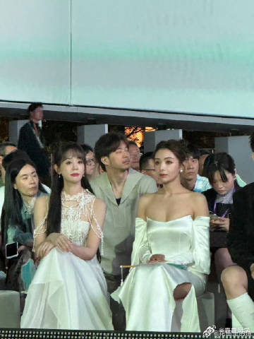 海陆麦迪娜同框 童年和现在重叠了 濮院时装周太会整活！海陆麦迪娜同框，一袭白衣仙