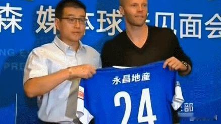中超旧将之子，喊梅西为叔，还拿走签名球衣
 
最近阿根廷对阵冰岛的热身赛，赛后最