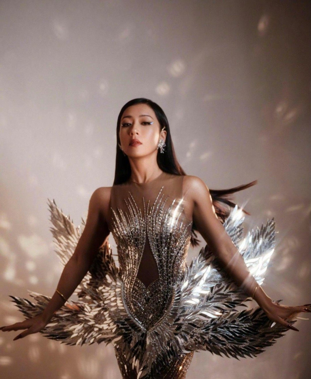 吉克隽逸这是把金鹰节的造型师请过来了么，这套鎏金翅膀造型堪比金鹰女神，设计精致，