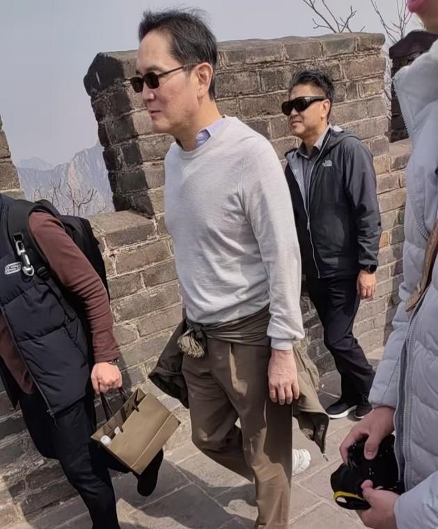 不到长城非好汉，3月21日，三星总裁李在镕也“好汉”了一把。

路人镜头下，财阀