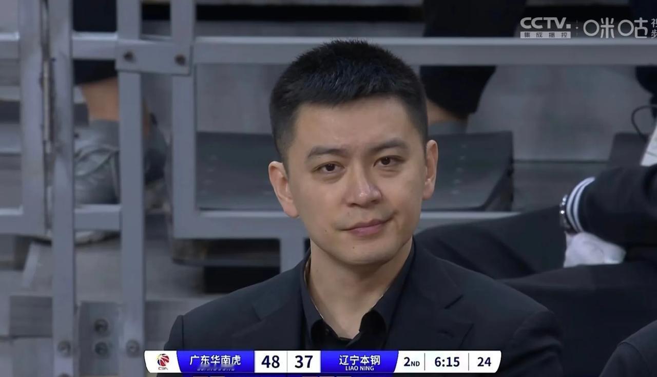 在战术方面存在着一条食物链，乌戈教练碾压杜锋，杜锋又全方位碾压杨鸣。

乌戈下课