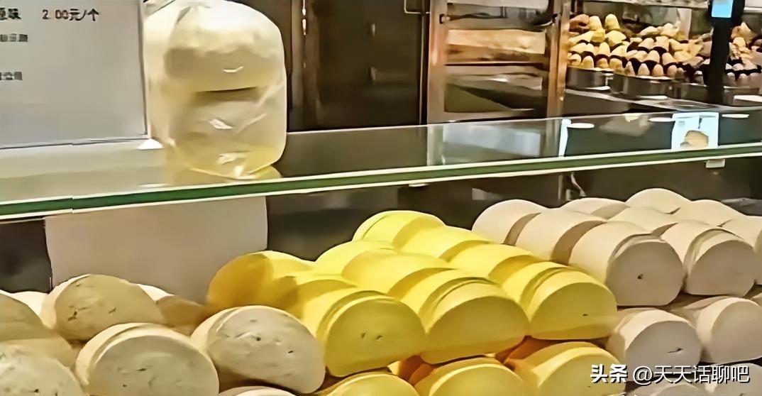 胖东来家的馒头还限购，
一次只能买12个，
这点我就不了解了，
一个馒头普普通通