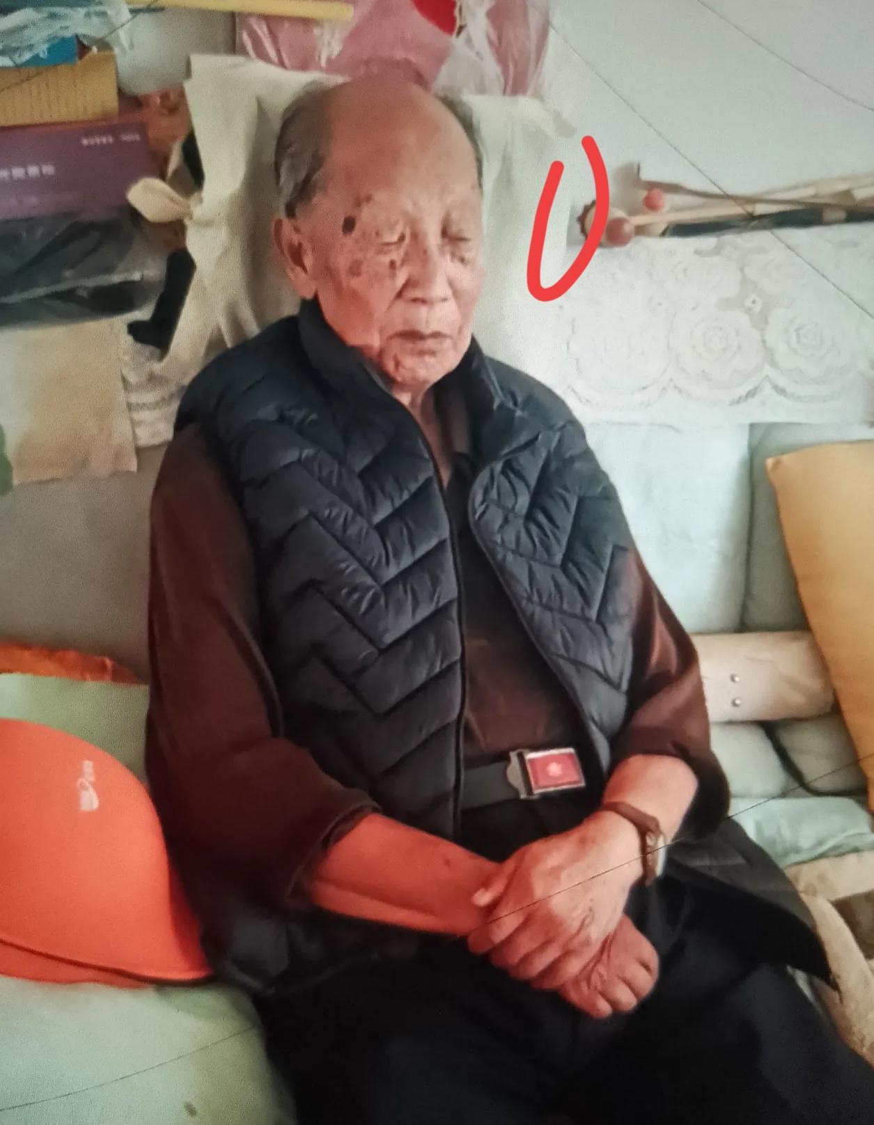 天呐，这也太突然了，心揪得生疼！父亲刚吃完了饭，在沙发上一坐，突然双目就紧闭了。