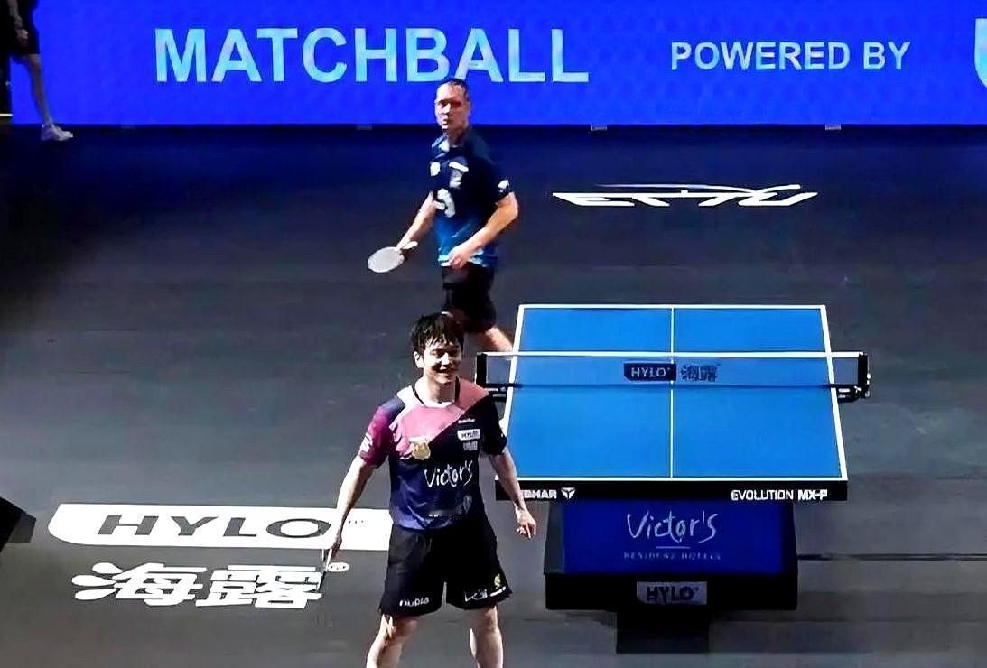 樊振东打比赛，对手输球后反而握手致谢。
因为他在决赛里收力轻拉，控制每一分节奏，