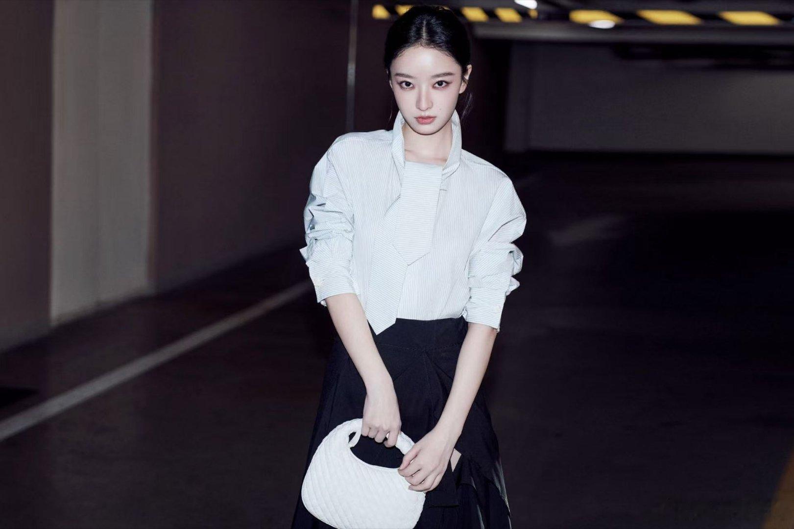 杨舒伊跟影后老板舒淇去了时尚圈影后老板舒淇带杨舒伊时尚圈上班前辈引路深耕时尚之路
