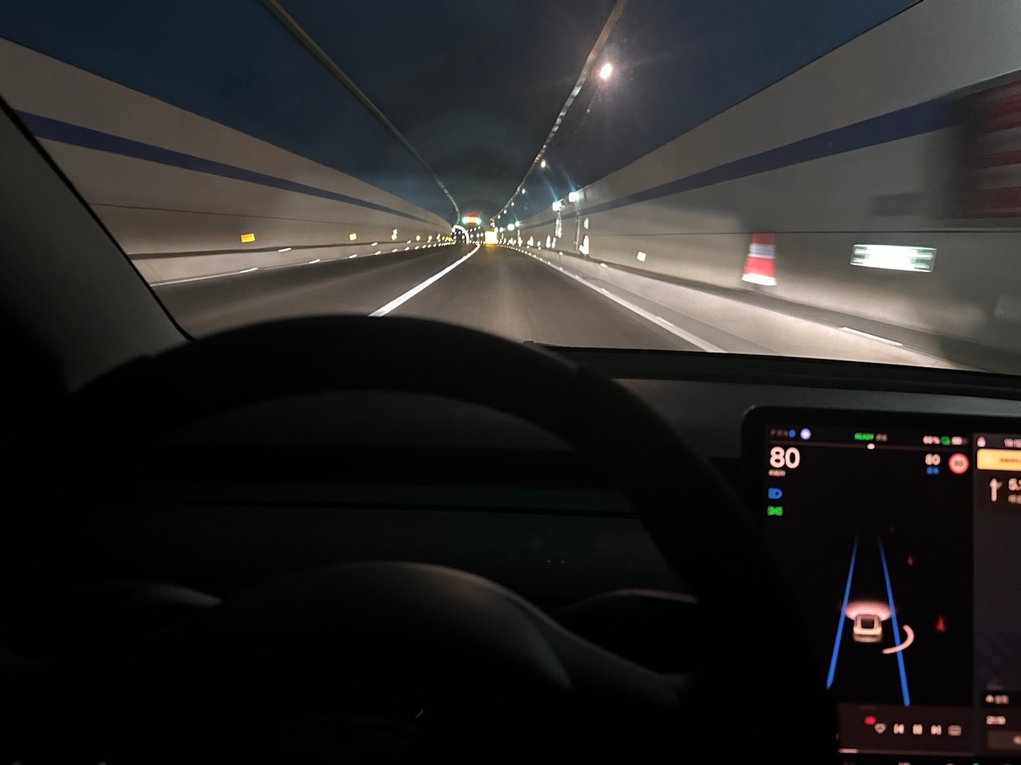 夜晚行车，时间一样，高速路比国道多50公里，多50元。我会选择高速路，因为国道车