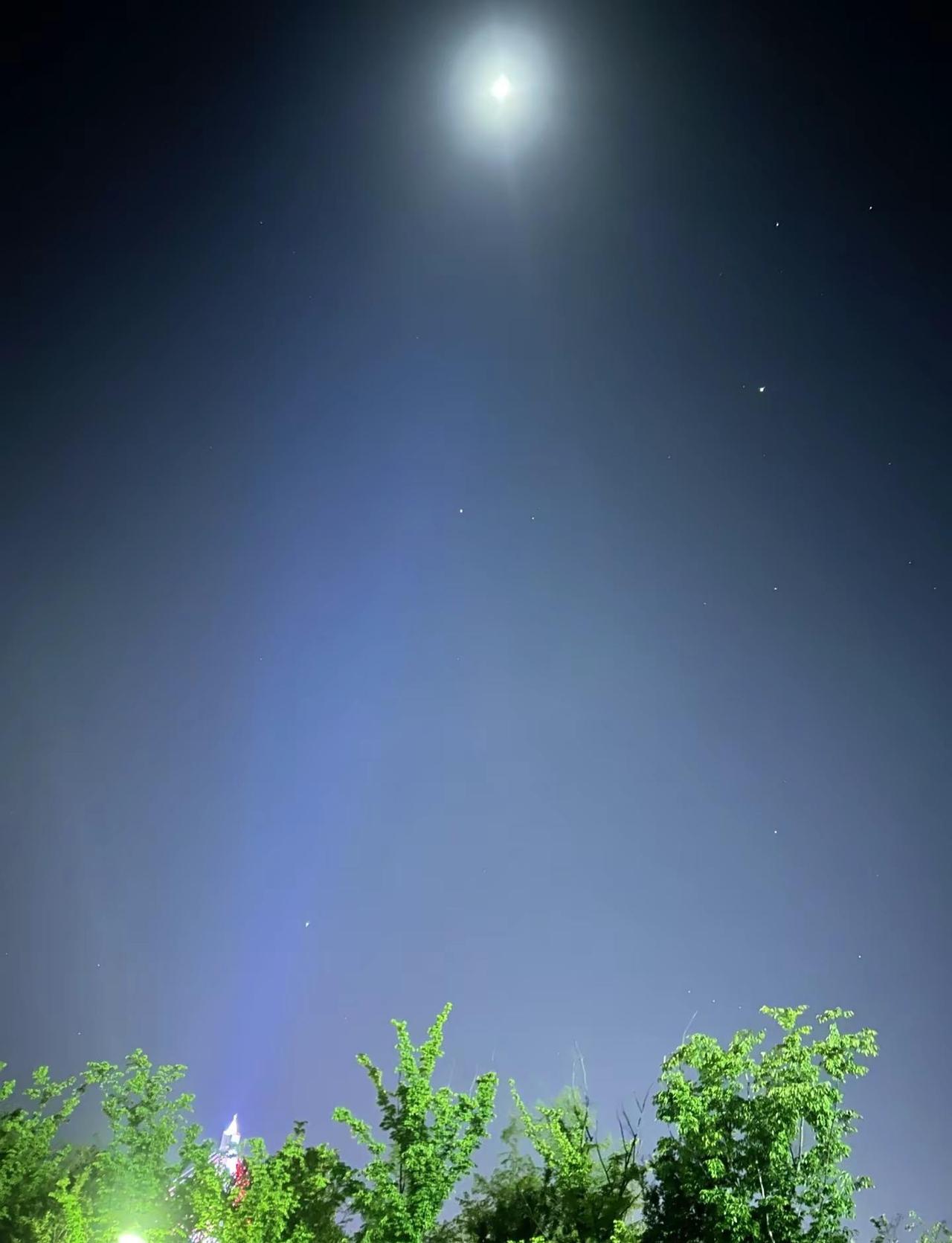 此刻的世界都是安静的，耳边是虫鸣和蛙叫，不论前路，最起码眼前让我感受到了内心的平