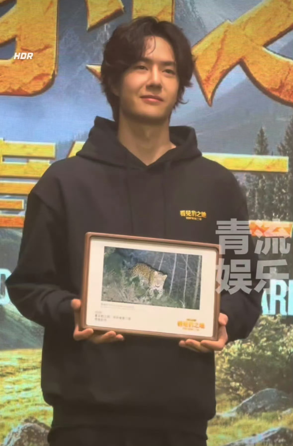 第一次见王一博嘴角这么难压王一博拍到华北豹嘴角压不住第一次见王一博嘴角这么难压哈