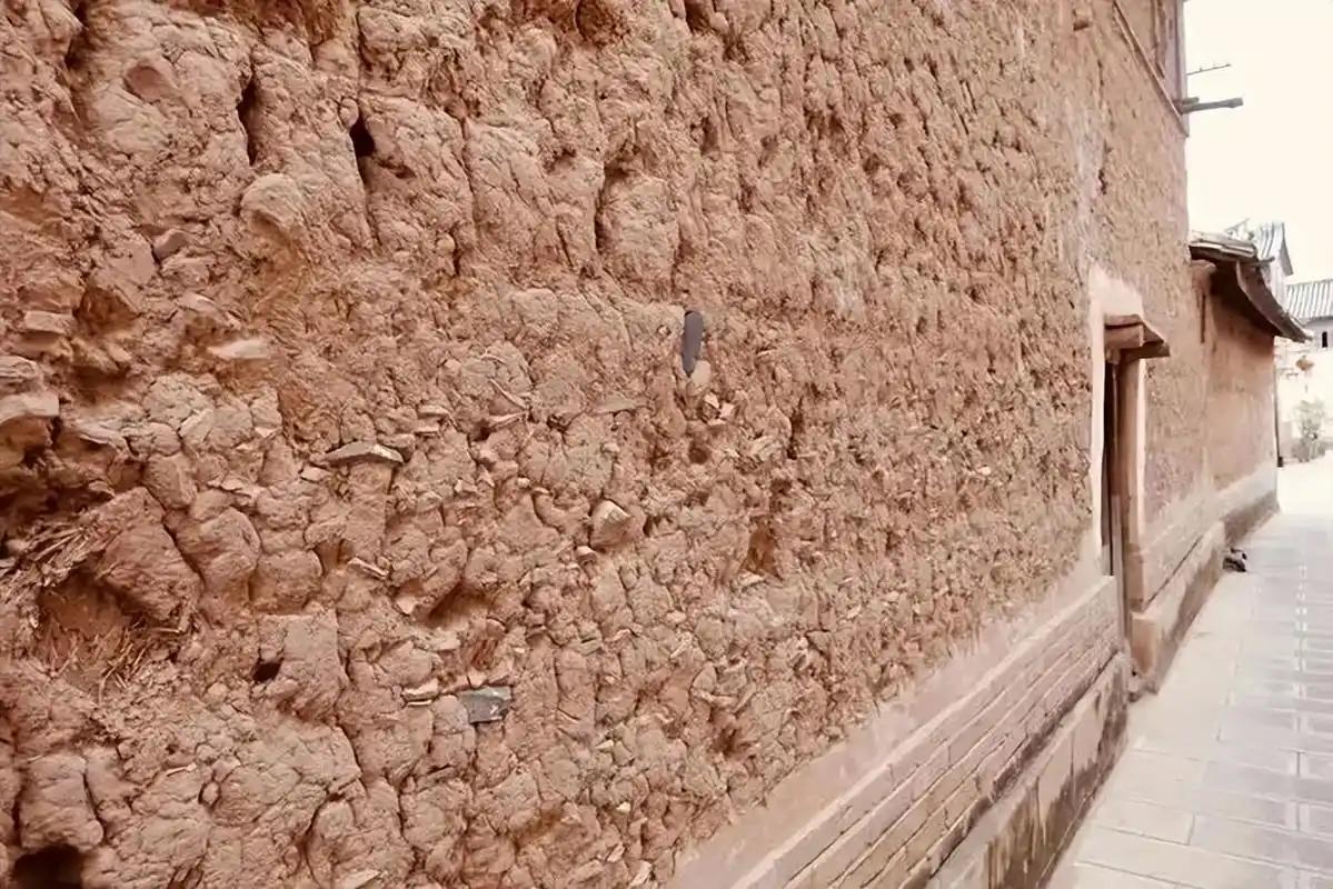 夯土墙是汉代房屋营造的核心技术，贯穿民居、官署、宫室与坞堡建造，依托成熟的用料配