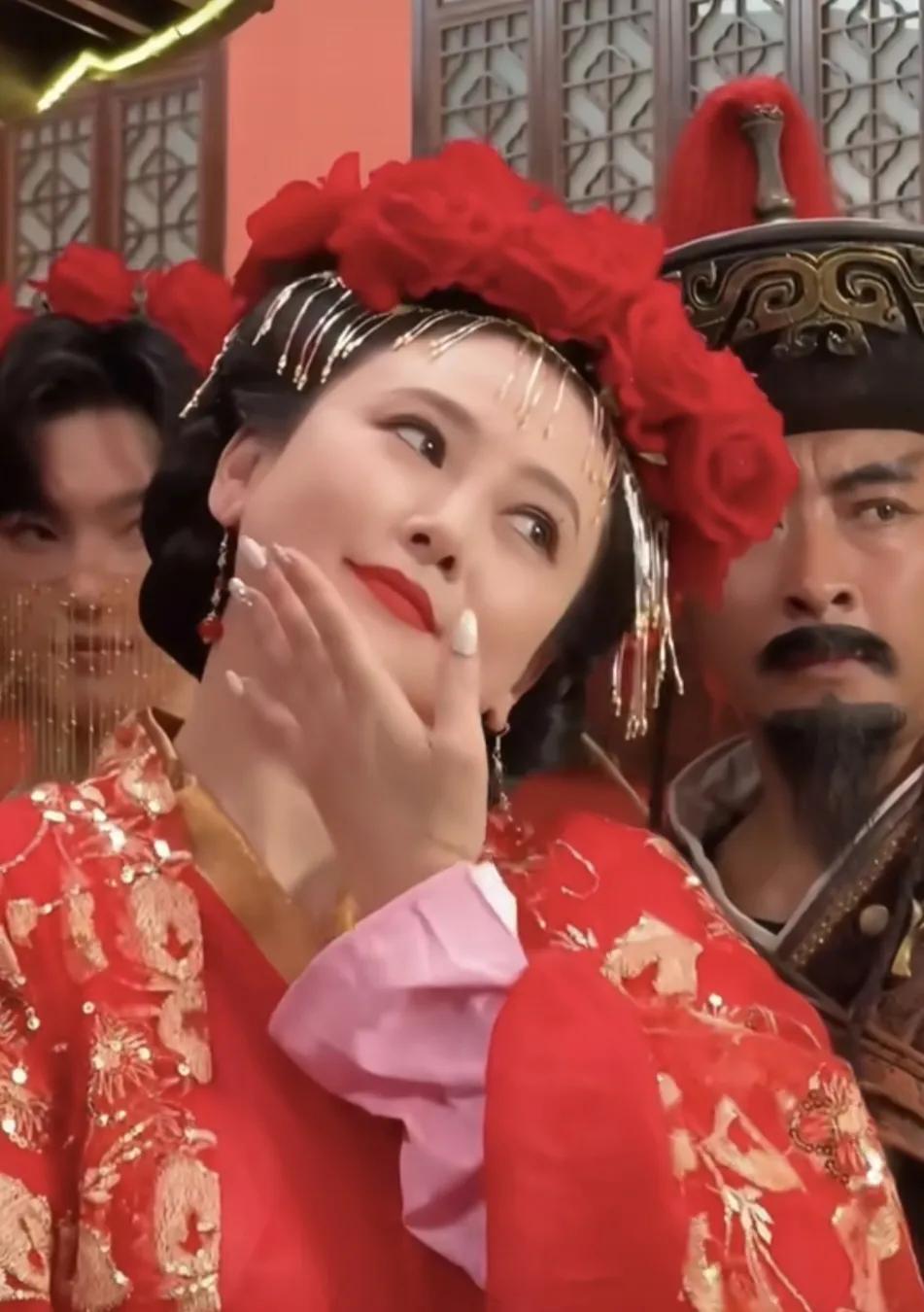 57岁的翁虹于8月11日在杭州景区宋城现身，装扮成猫妖，红衣造型非常惊艳，依然风