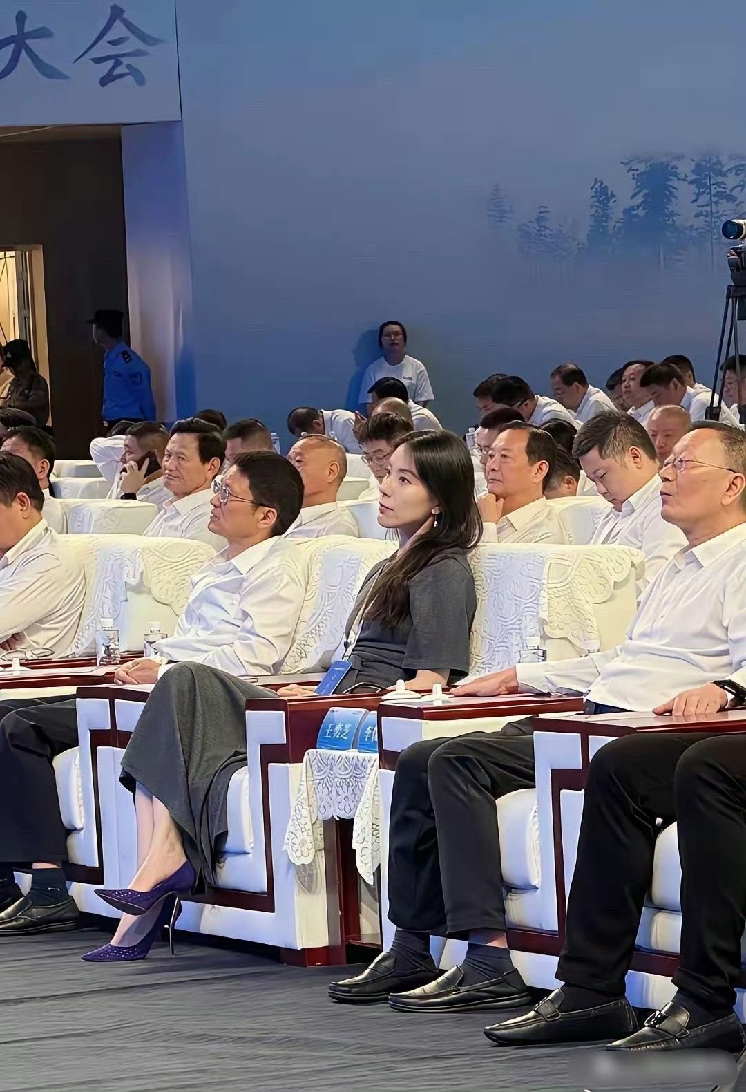 不得不说蔚来老板娘确实漂亮，我一个女都要看多两眼 ！ ​​​
