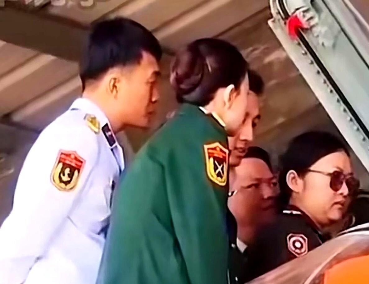 最绝的不是我们把飞机拉出来给他们看。最绝的是，当着越南军官的面，大大方方把歼轰-