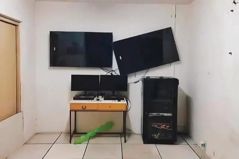 南宁红日江景小区，一业主带人把保安打了，监控全砸了，监控记录惊人一幕。

起因？