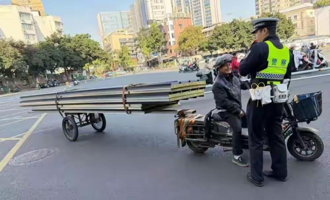 “大爷还是大爷”，《谭谈交通》里面的“二仙桥大爷”。又因为三轮子拉材料被交警拦下