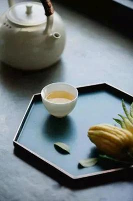 下联：云淡星稀半盏茶。