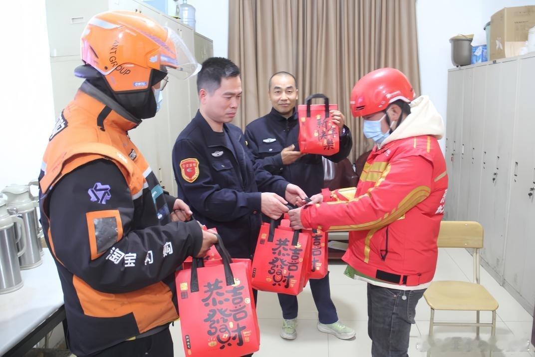 宁波北仑新春志愿行暖心服务不打烊宁波北仑广大志愿者以 “志愿红” 点亮城乡街巷，