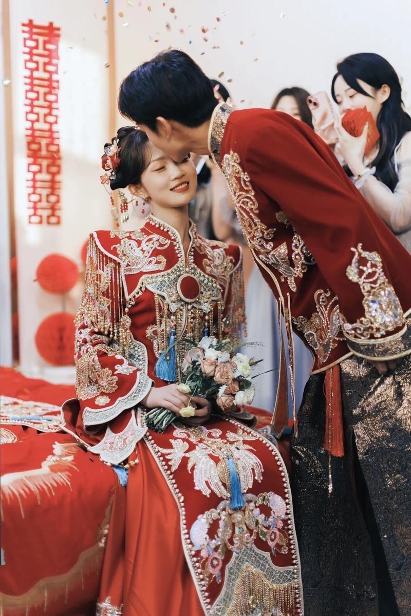 近日，一段来自广西的婚礼接亲视频在网络上迅速走红，瞬间引发了广大网友的热议与讨论