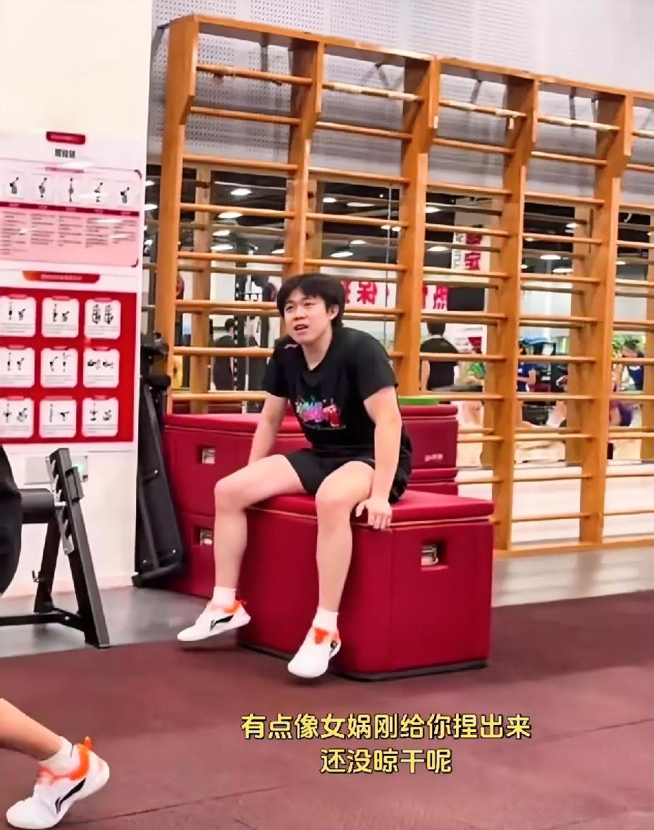 咱们王队这嘴呦，
跟淬了毒一样，
依然疯狂输出。
这脑回头精奇得“狠”，
文化人