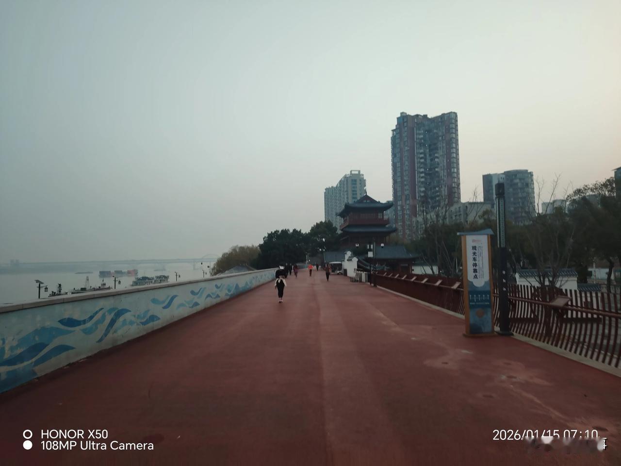 2026年1月15日长江岸边晨练“上头条聊CBA”