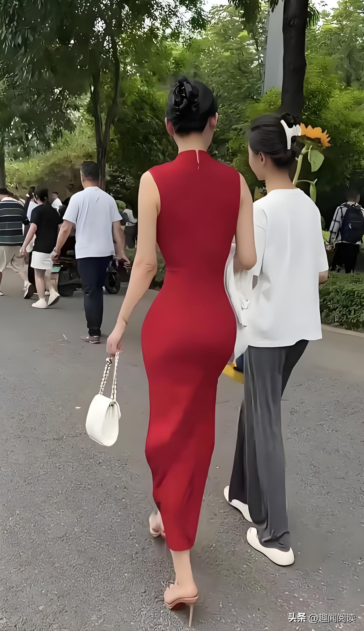 “送考旗袍”不光颜色有讲究，就连开叉高度都有说法呢！
颜色方面，第一天穿红色，寓
