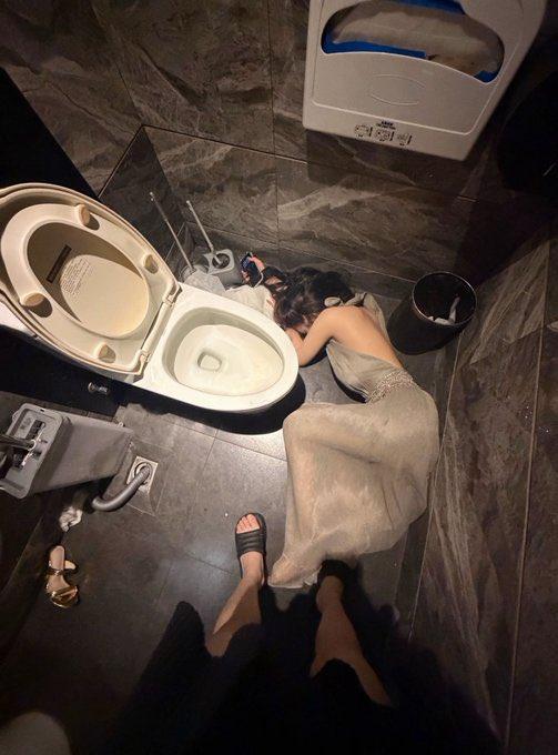 所以朋友聚会喝酒一定要适量，
不然他的手机里就有你的糗照了，
然后明天还会给你来