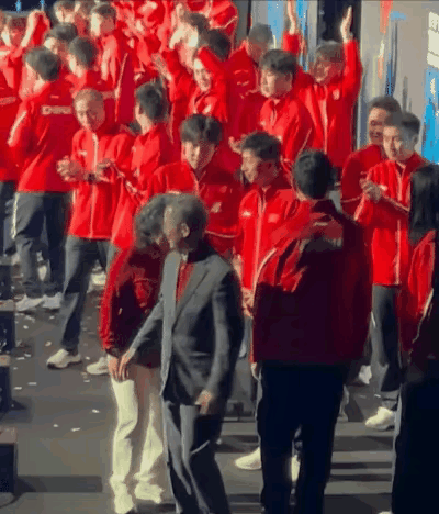龙队人缘怎么这么好呢？
王楚钦搂着他的腰撒娇，谁还没有个哥哥呢？
大胖从后面双手
