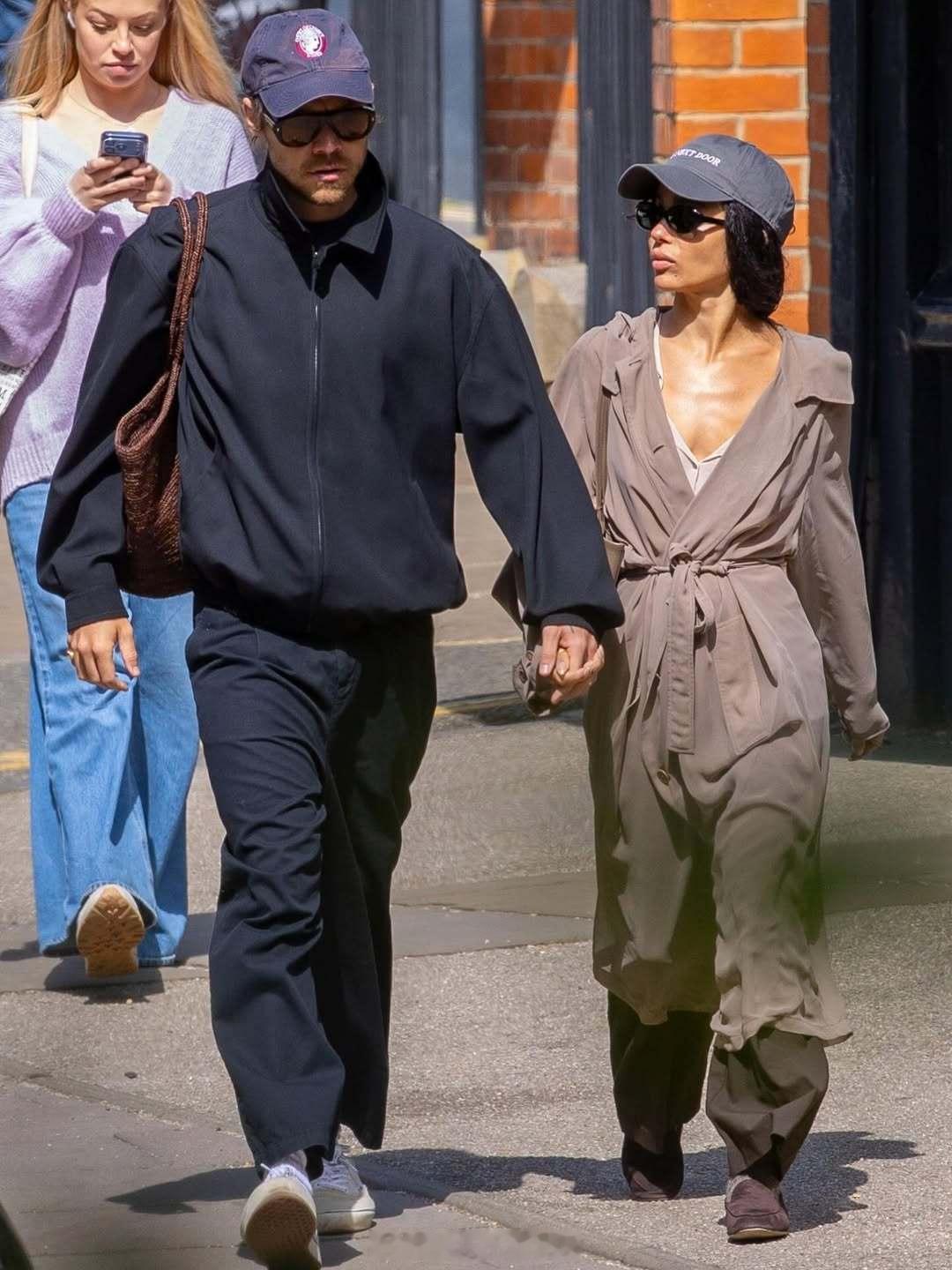 曝哈卷猫女订婚 据外媒，知情人士透露哈卷Harry Styles和猫女Zoë K