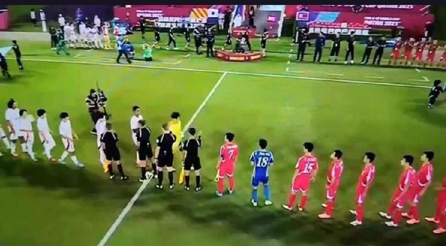 2025年U-17男足世界杯上，朝鲜队员为何用拳头重重击向日本队员？这一举动引发