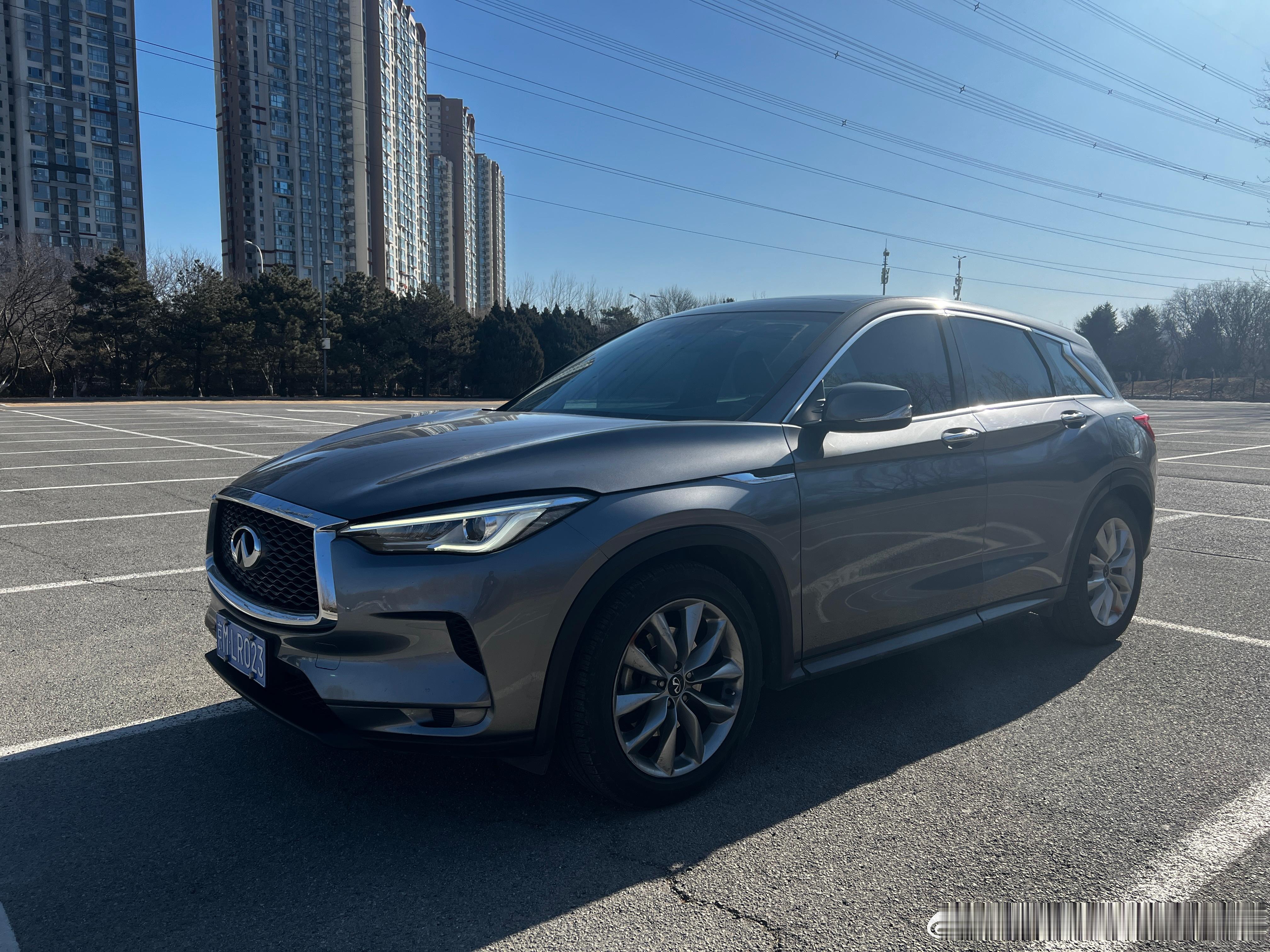 图一是我们组的拍摄车[老师好]四个车门三个颜色，四个轮胎四个品牌，底盘数据一团糟