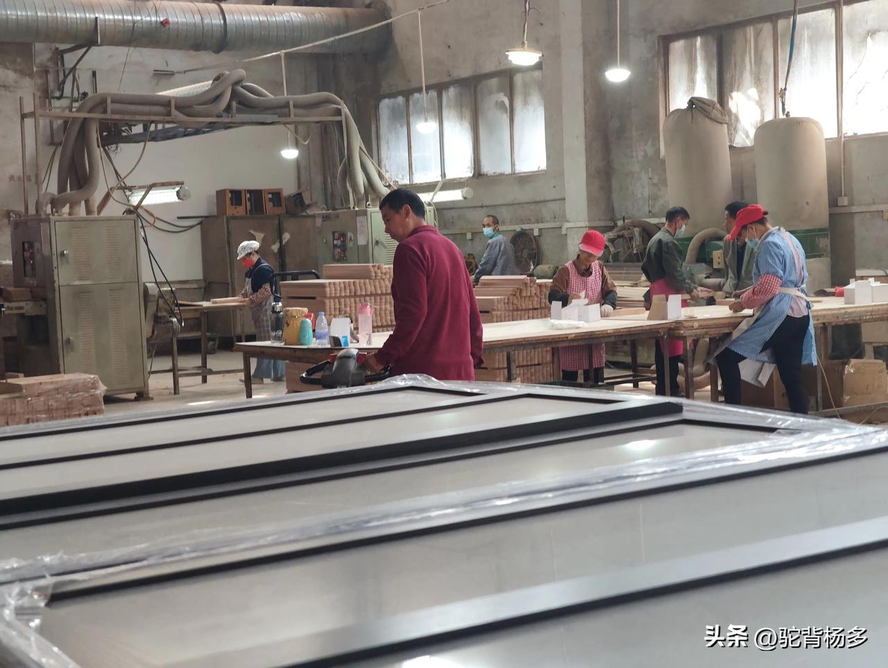 晒图笔记大赛今年进厂的人好像多，没几天招天就招满了。早进厂的卢龄大点也要，晚来的