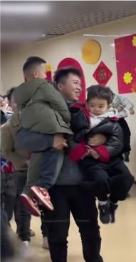 善意不会让任何小朋友落单

在这个寒冷的冬天，一幕温馨感人的场景温暖了无数人的心