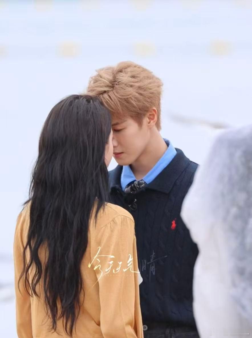 关晓彤李昀锐牵手转圈关晓彤李昀锐团综录制好甜关晓彤李昀锐额头贴额头