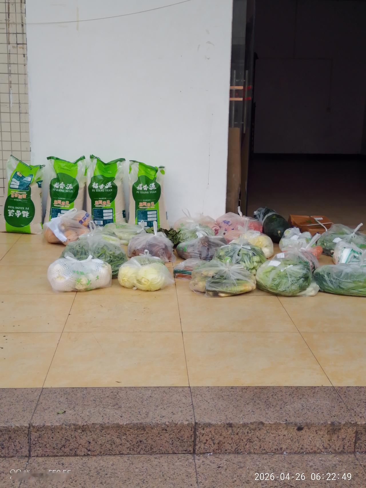 今天早上6点多，一辆小四轮货车就过来厂里了，听说是一个星期买一次，这个是小厂，具