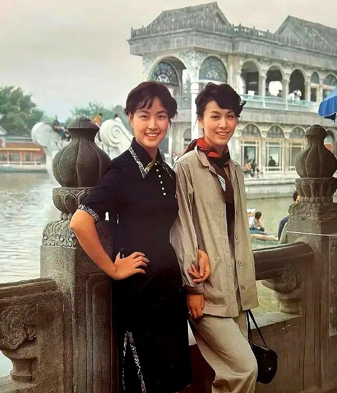 一张40多年前发黄起毛边的老照片，没有任何美颜滤镜和“科技与狠活”，这神仙颜值放