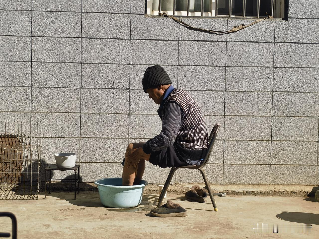 82岁老父亲泡脚，拿瓦砸擦脚，你听说过吗？

在护理卧床老母亲之际，烧了一大桶热