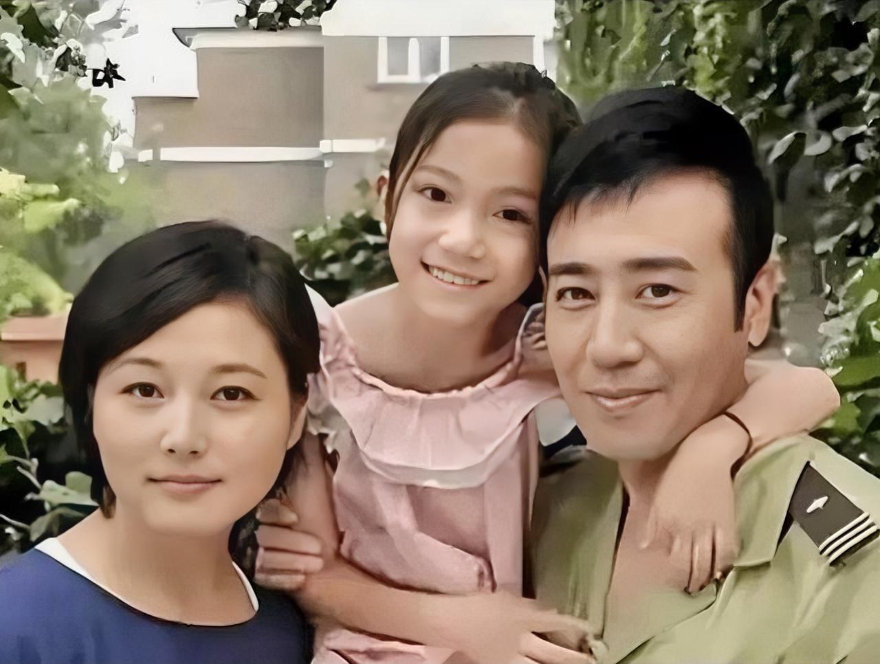 于和伟婚姻状况：妻子宋林静是上海戏剧学院的同学，她以前还是舞蹈演员。俩人恋爱很久