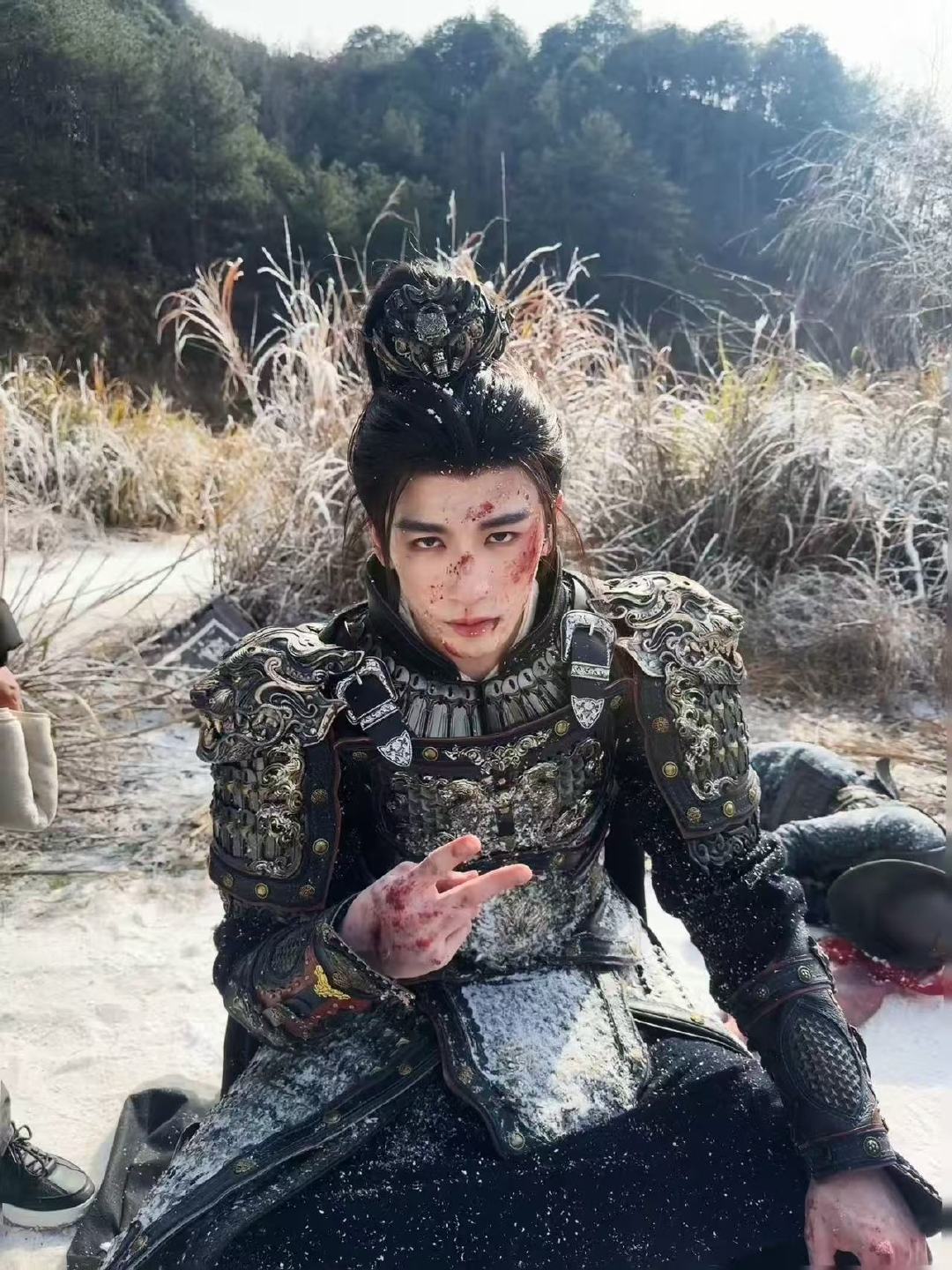 张凌赫谢征日常受伤九宫格张凌赫晒谢征受伤日常张凌赫晒谢征受伤日常，受伤也好帅啊！