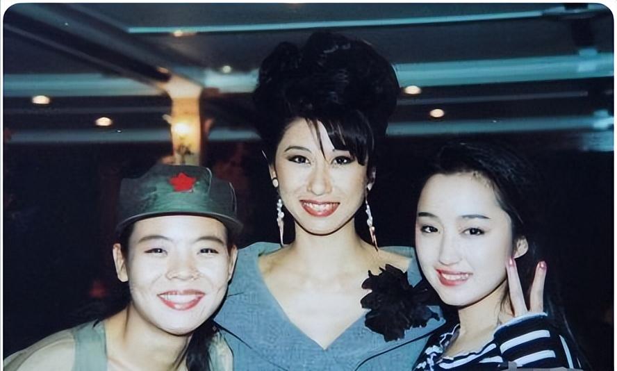 [太阳]1999年，28岁的谢津洗完澡后，从23层高楼一跃而下，临终时，她躺在母