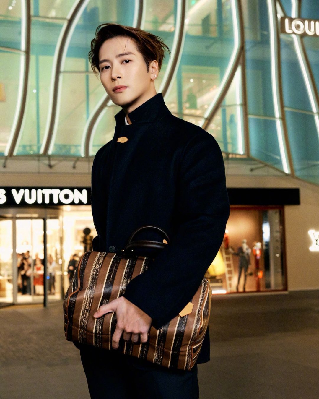 王嘉尔冷感眼神 时尚的完成度除了靠脸之外还有眼神，的AnotherMan开年刊封