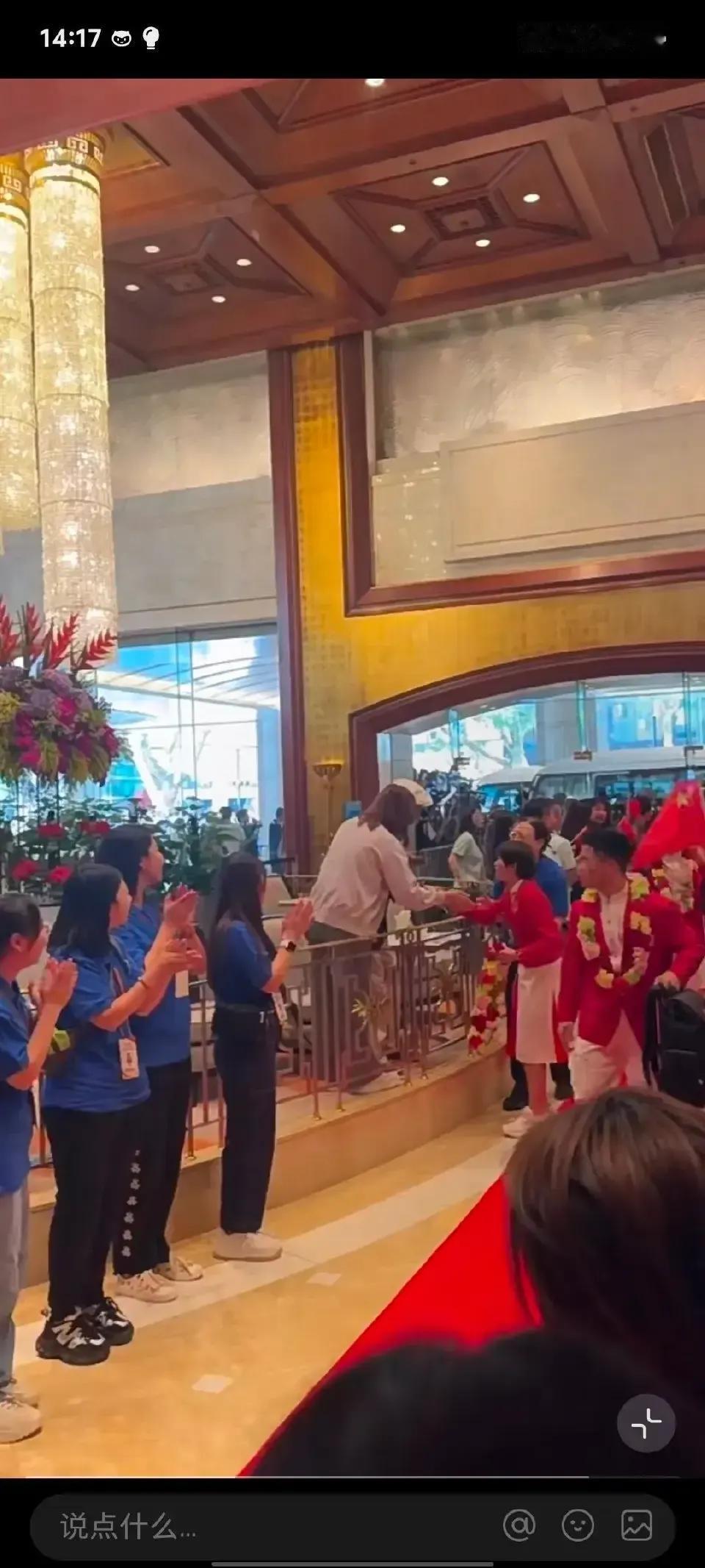 今天，全红婵香港亮相，人气爆表！澳门银河老板吕先生激动握手，全红婵的魅力简直让人